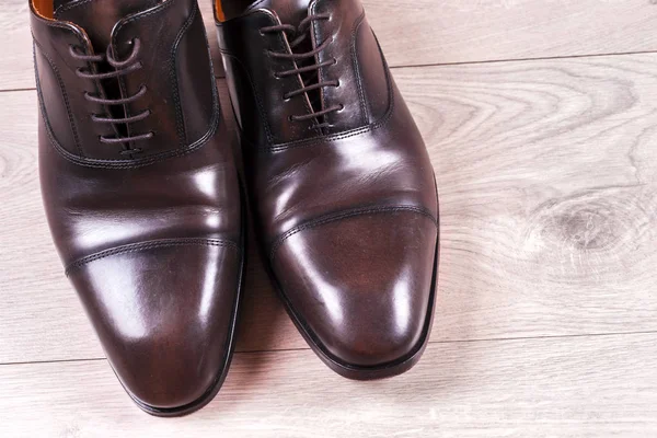 Ahşap arka plan üzerinde ayakkabı ile erkek moda.
