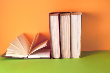 Açık kitap, parlak arkaplan üzerine ciltli kitaplar.