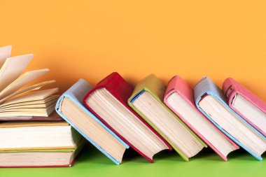 Açık kitap, parlak arkaplan üzerine ciltli kitaplar.