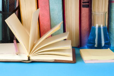 Açık kitap, parlak arkaplan üzerine ciltli kitaplar.