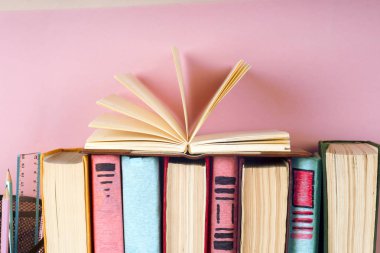 Açık kitap, parlak arkaplan üzerine ciltli kitaplar.