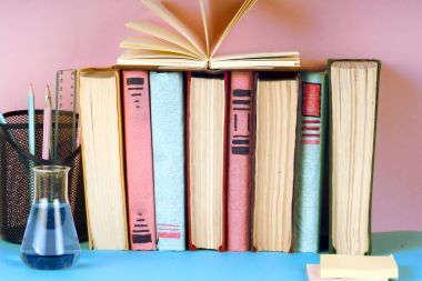 Açık kitap, parlak arkaplan üzerine ciltli kitaplar.