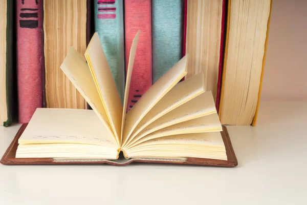 Libro abierto, libros de tapa dura sobre fondo colorido brillante. — Foto de Stock