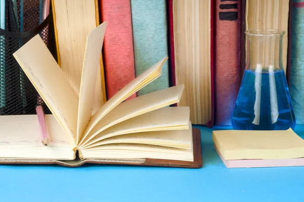 Açık kitap, parlak arkaplan üzerine ciltli kitaplar.