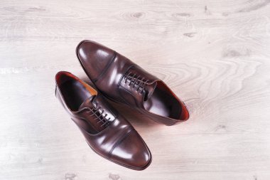 Ahşap arka plan üzerinde ayakkabı ile erkek moda.