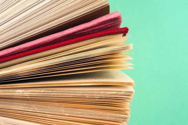 Bir daire içinde parlak renkli ciltli kitapların Üstten Görünüm.