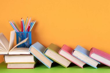 Açık kitap, parlak arkaplan üzerine ciltli kitaplar.