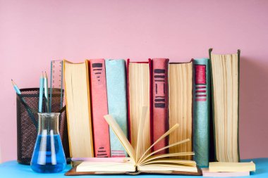 Açık kitap, parlak arkaplan üzerine ciltli kitaplar.