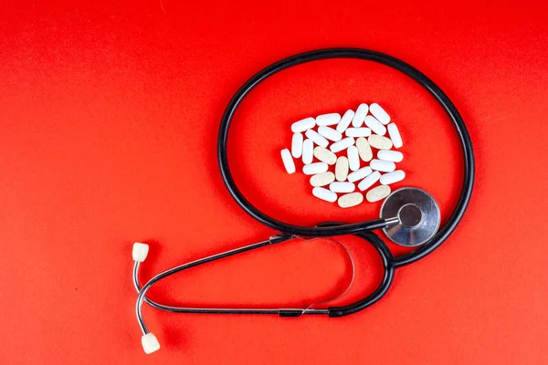 Hap, Tablet ve beyaz arka plan üzerinde stetoskop