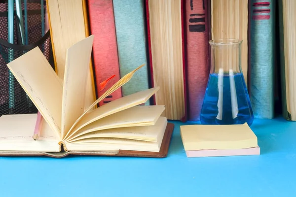 Açık kitap, parlak arkaplan üzerine ciltli kitaplar.