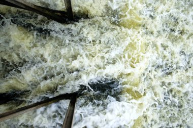 nehir su dalgaları ve kabarcıklar.