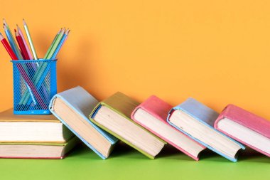 Açık kitap, parlak arkaplan üzerine ciltli kitaplar.