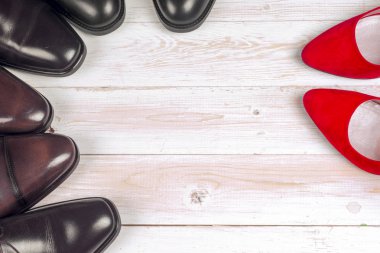 Beyaz arka plan üzerinde Mens ve kırmızı yüksek topuk Bayan Ayakkabı