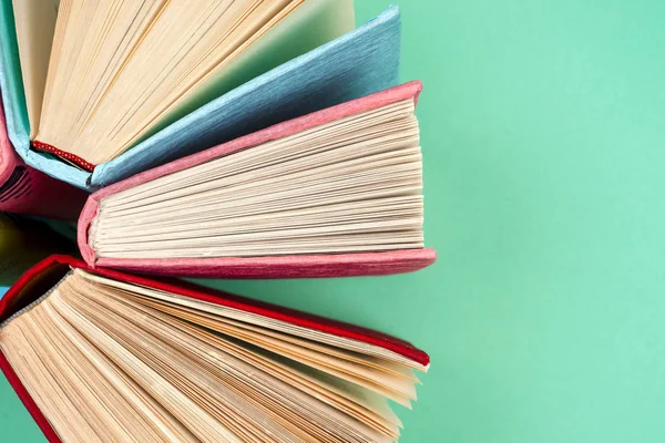 Top view of bright colorful hardback books in a circle. — Stock Photo, Image