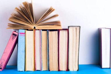 Açık kitap, ciltli bookson parlak renkli arka plan.