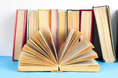 Açık kitap, ciltli bookson parlak renkli arka plan.
