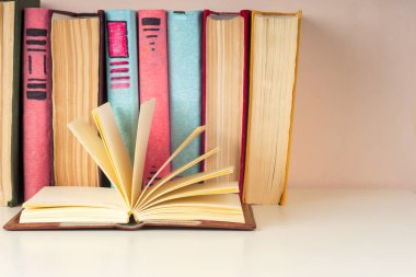 Açık kitap, parlak arkaplan üzerine ciltli kitaplar.