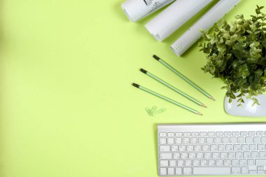 Ofis siyah masa, beyaz bilgisayar, malzemeler..