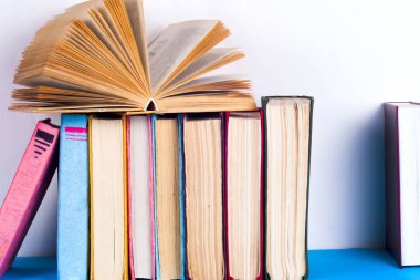 Açık kitap, ciltli bookson parlak renkli arka plan.