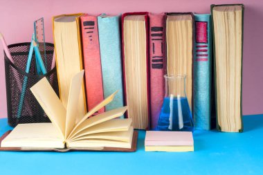 Açık kitap, parlak arkaplan üzerine ciltli kitaplar.