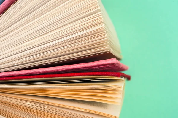 Bovenaanzicht van heldere kleurrijke hardback boeken in een cirkel. — Stockfoto