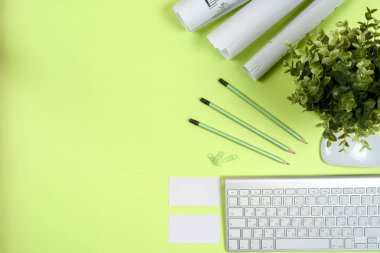 Ofis siyah masa, beyaz bilgisayar, malzemeler..