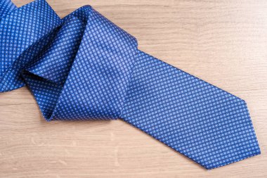 Erkek aksesuarları mens ayakkabı, ahşap bir arka plan üzerinde bağla. Klasik erkek aksesuarları. Üstten Görünüm