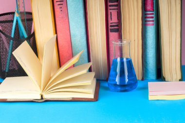 Açık kitap, parlak arkaplan üzerine ciltli kitaplar.