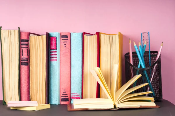 Aufgeschlagenes Buch, gebundene Bücher auf buntem Hintergrund. — Stockfoto