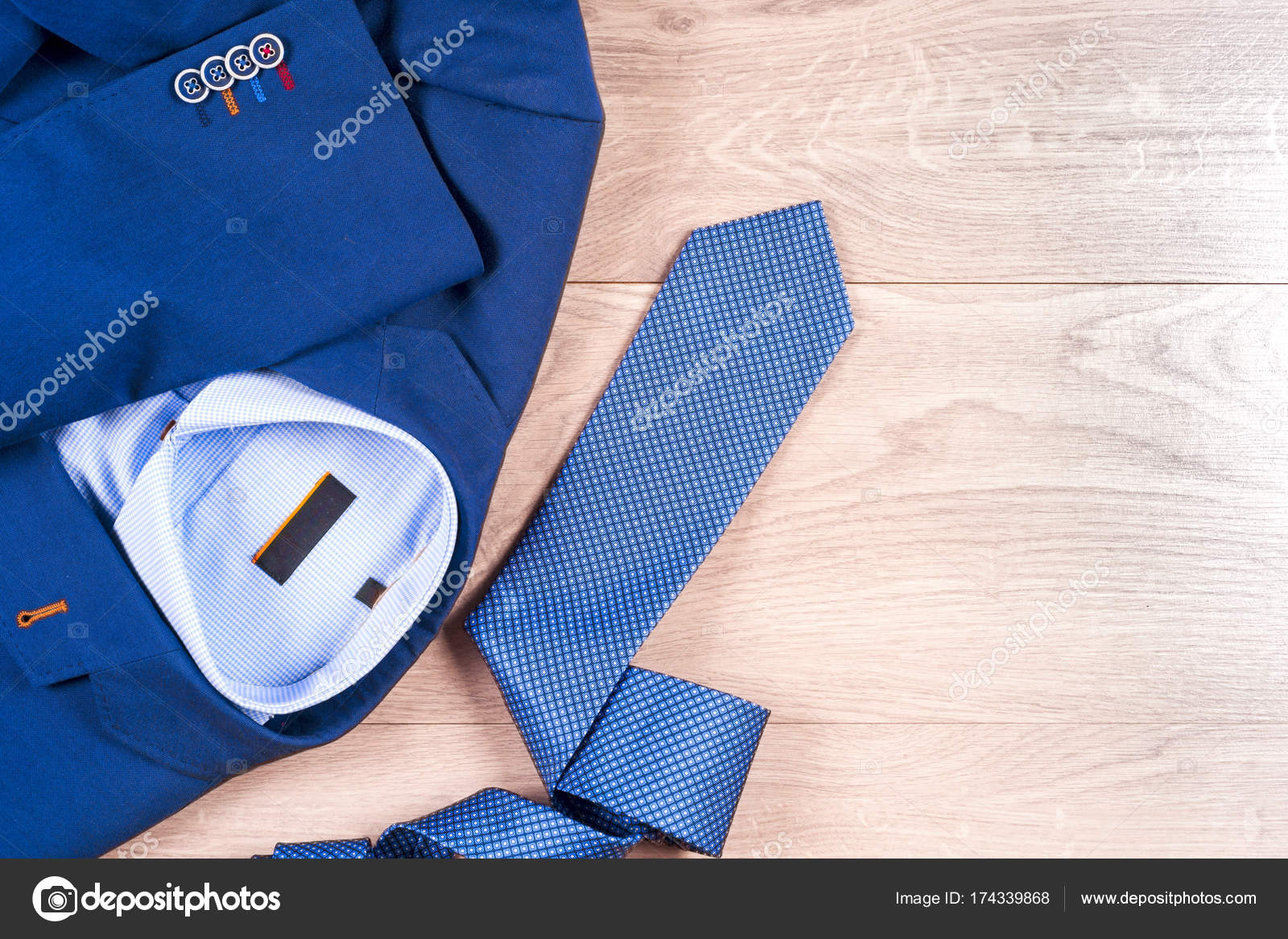 Klassische Herren Kleidung blauen Anzug, Hemd, braune Klassische Herren Kleidung blauen Anzug, Hemd, braune