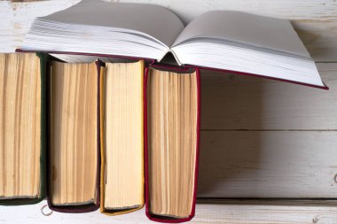 Açık kitap, parlak arkaplan üzerine ciltli kitaplar.