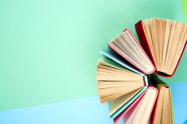 Top view of bright colorful hardback books in a circle. — Stock Photo, Image