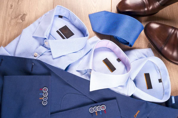 古典的なメンズ服のセット-青いスーツ、シャツ、茶色の靴、ベルトと木製の背景にネクタイ. — ストック写真