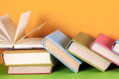 Açık kitap, parlak arkaplan üzerine ciltli kitaplar.