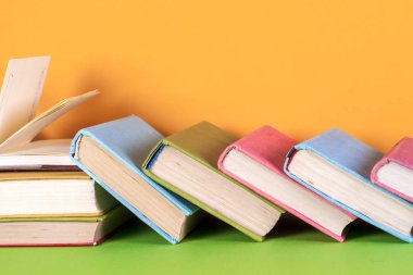 Açık kitap, parlak arkaplan üzerine ciltli kitaplar.