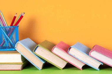 Açık kitap, parlak arkaplan üzerine ciltli kitaplar.