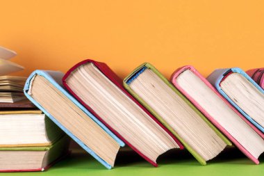 Açık kitap, parlak arkaplan üzerine ciltli kitaplar.