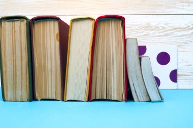 Açık kitap, parlak arkaplan üzerine ciltli kitaplar.