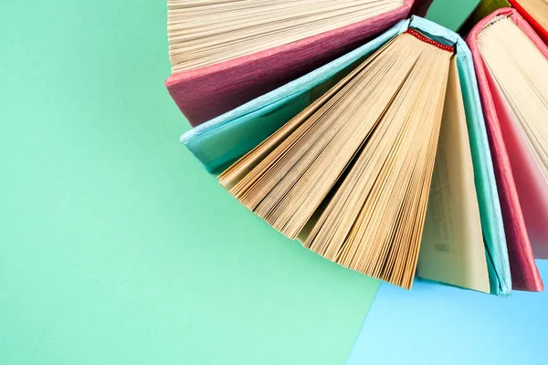 Vista superior de libros de tapa dura de colores brillantes en un círculo . — Foto de Stock