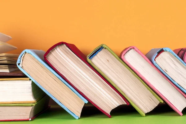 Açık kitap, parlak arkaplan üzerine ciltli kitaplar.