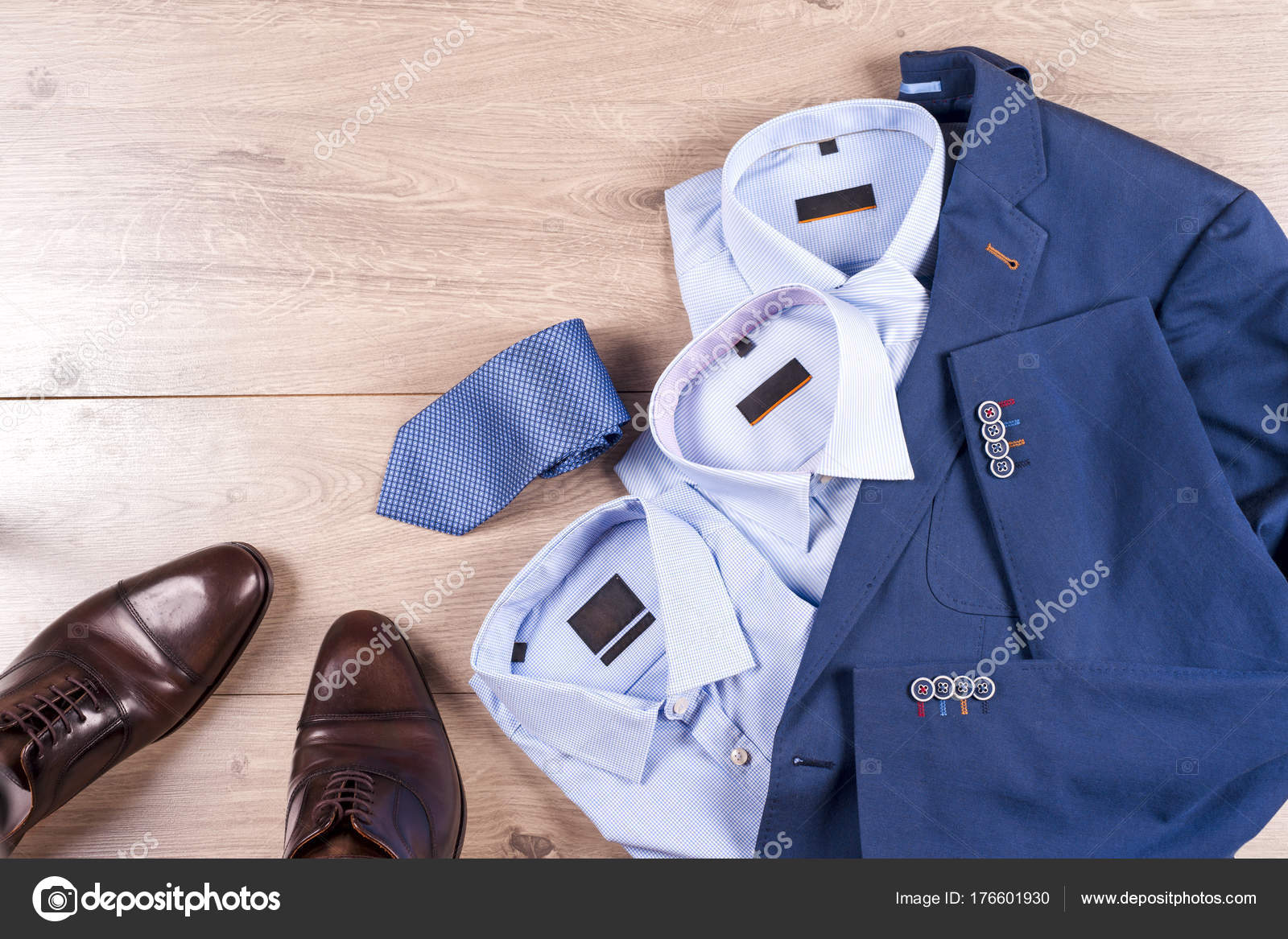 Klassische Herren Kleidung blauen Anzug, Hemd, braune Klassische Herren Kleidung blauen Anzug, Hemd, braune