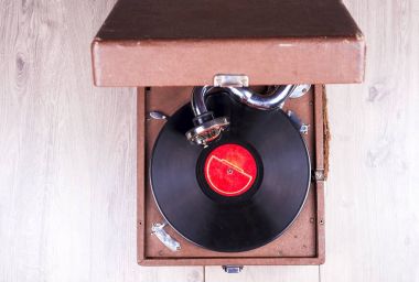 Eski gramofon oyuncu, portre