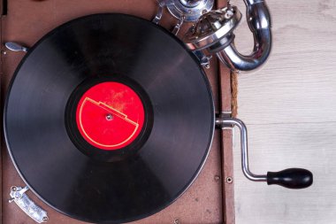 Eski gramofon oyuncu, portre