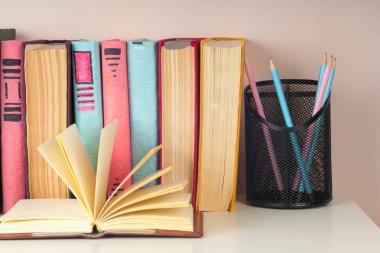 Açık kitap, parlak arkaplan üzerine ciltli kitaplar.