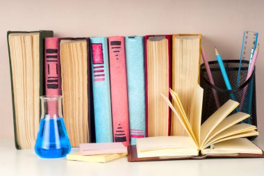 Açık kitap, parlak arkaplan üzerine ciltli kitaplar.