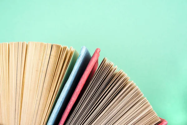 Vista dall'alto di libri rigidi colorati luminosi in un cerchio . — Foto Stock