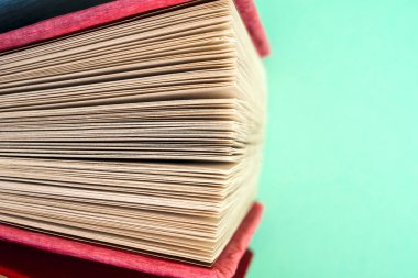 Bir daire içinde parlak renkli ciltli kitapların Üstten Görünüm.