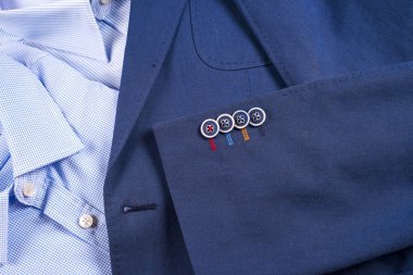 Klasik erkek kıyafetleri - mavi takım, gömlekler, kahverengi ayakkabılar, kemer ve kravat ahşap arka planda.