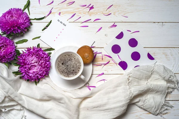 Слово розслабитися з чашкою кави і рожевими квітами — стокове фото