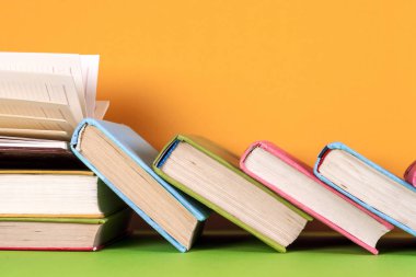 Açık kitap, parlak arkaplan üzerine ciltli kitaplar.